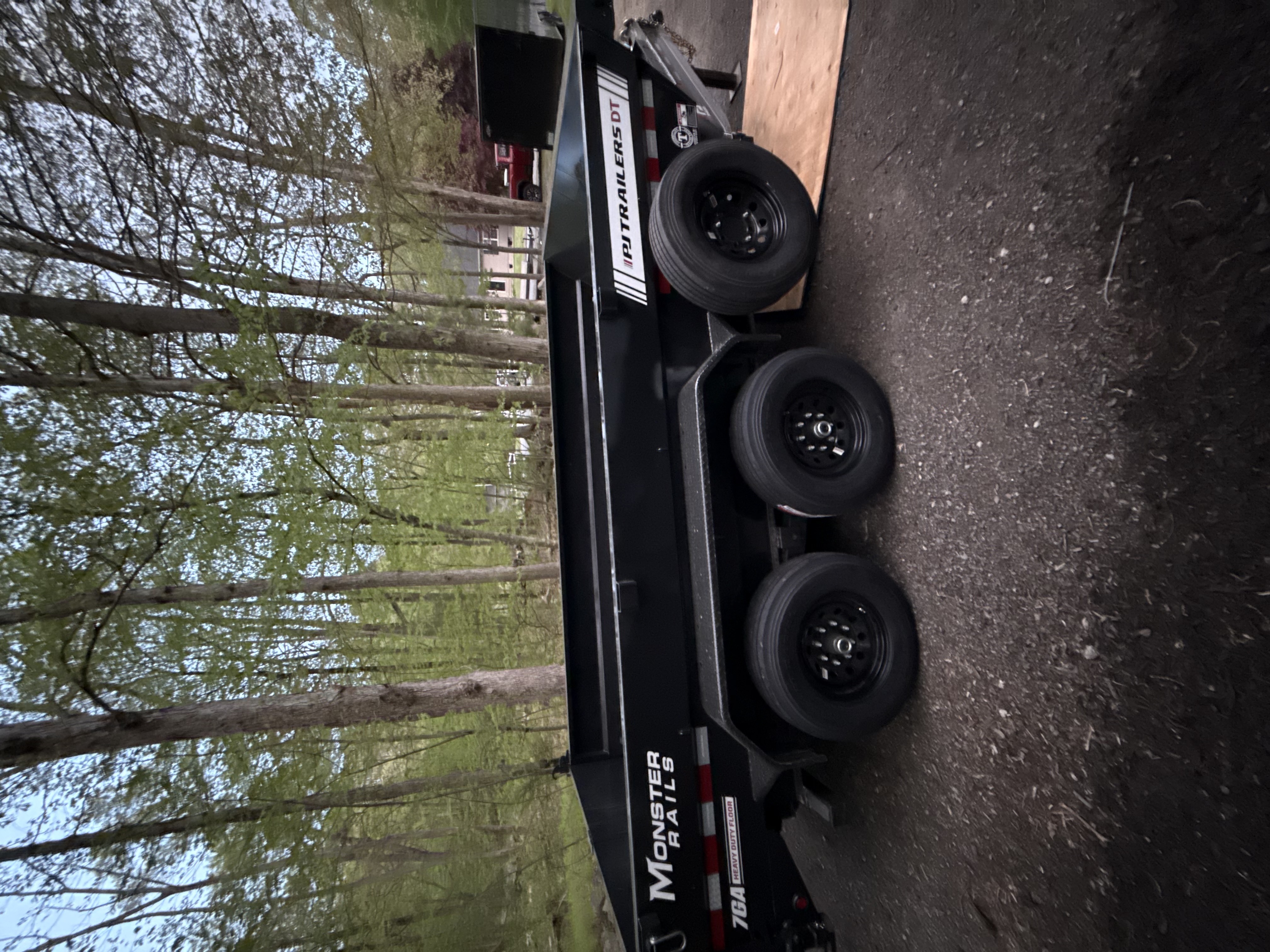 Heavy-duty dump trailer for construction and landscaping projects